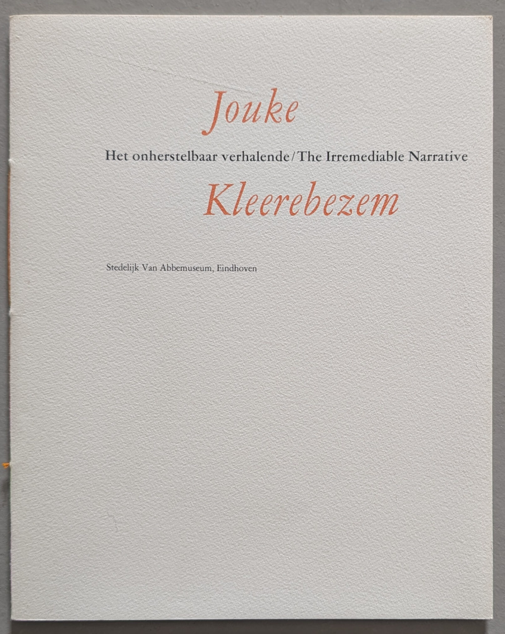 Cover of a publication by Jouke Kleerebezem titled 'Het onherstelbaar verhalende/The Irremediable Narrative', featuring textured white paper with black and orange text.