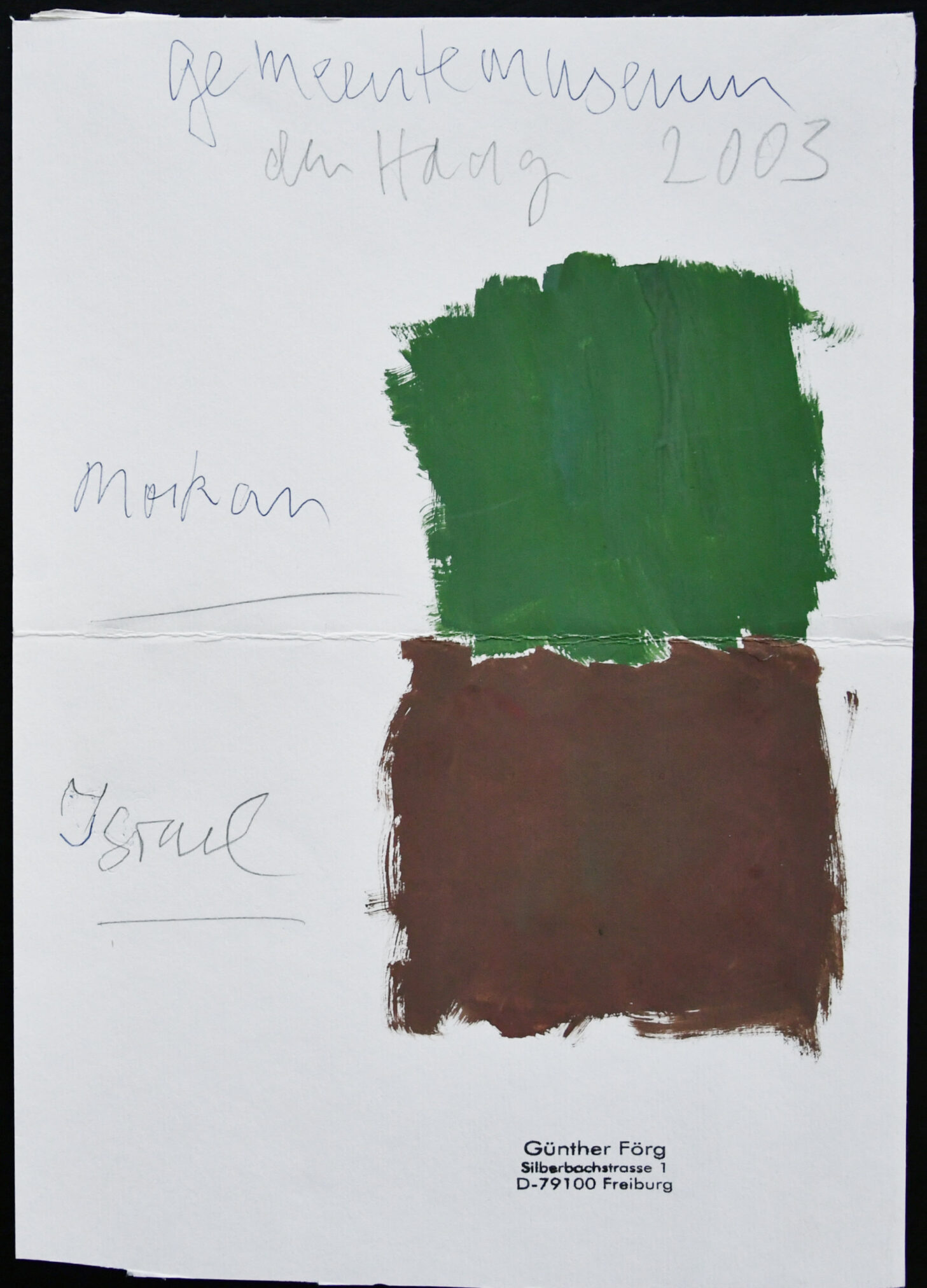 A white sheet featuring two color swatches: a green rectangle on top and a brown rectangle below. Handwritten text includes 'gemeentemuseum den Haag 2003', 'Mokaan', and 'Tgraul' in varying shades of blue. The bottom right corner has the name 'Günther Förg' along with an address.