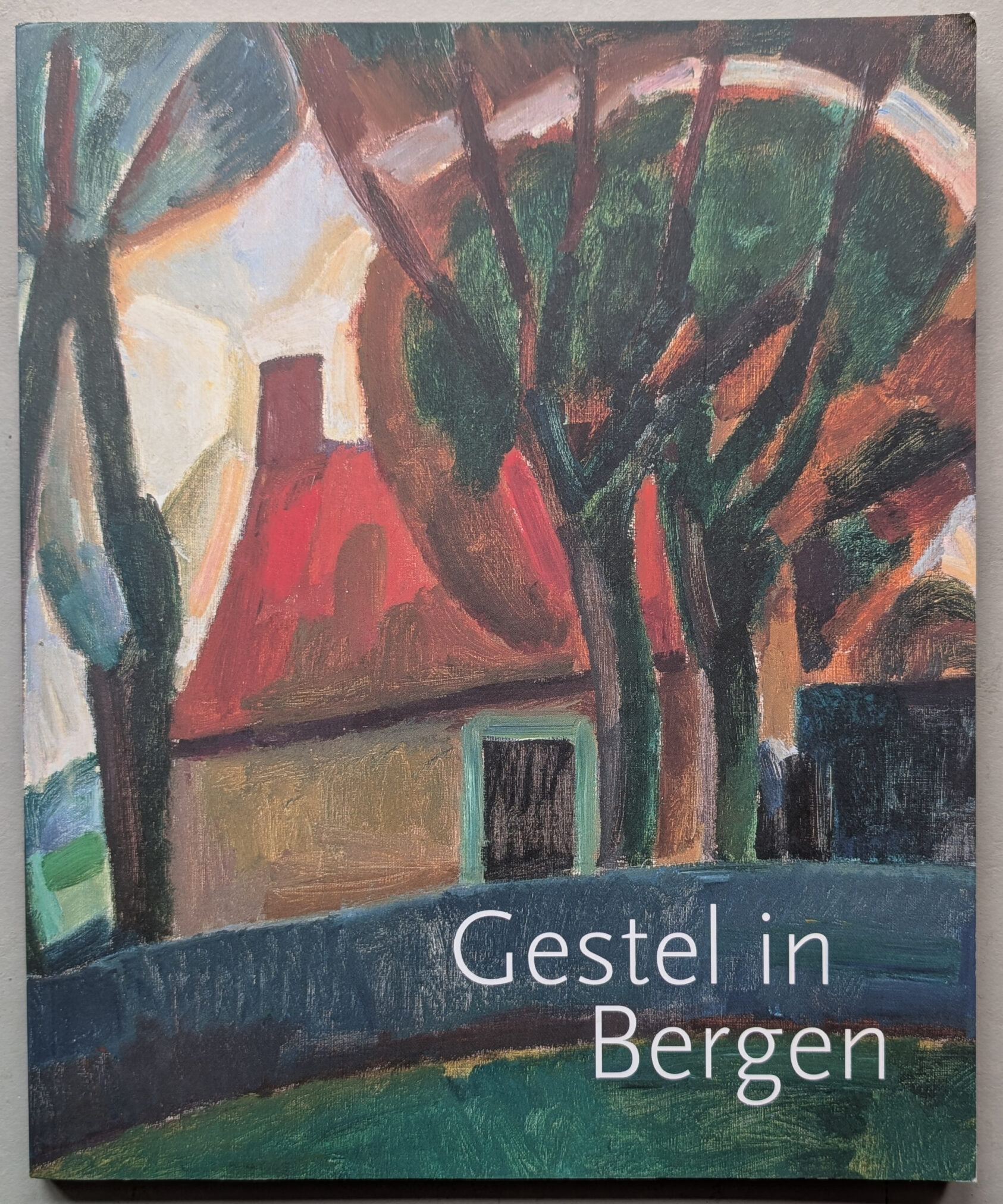 Book cover titled 'Gestel in Bergen' featuring a colorful abstract painting of a house and trees.