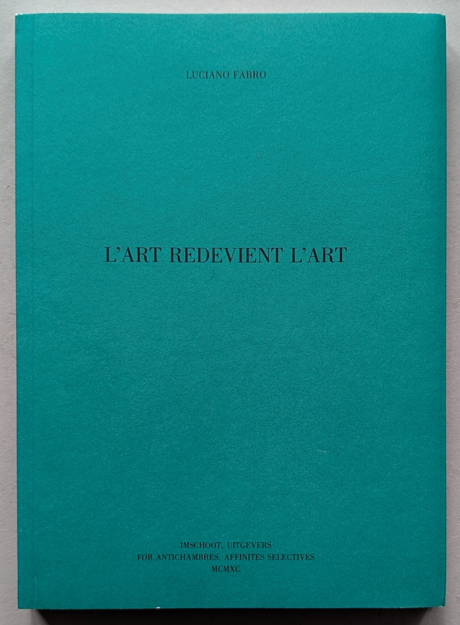 Cover of the book 'L'art redeviens l'art' by Luciano Fabro, featuring a teal background and black text.